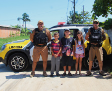 Policiais militares doam material escolar para crianças em Guaratuba