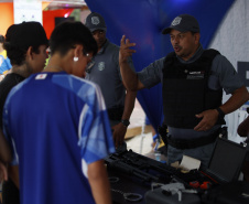 Exposição da Polícia Penal com drones e tecnologia atrai turistas e moradores do Litoral