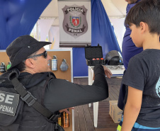 Exposição da Polícia Penal com drones e tecnologia atrai turistas e moradores do Litoral