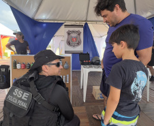 Exposição da Polícia Penal com drones e tecnologia atrai turistas e moradores do Litoral