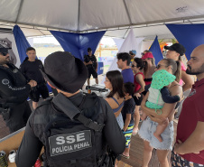 Exposição da Polícia Penal com drones e tecnologia atrai turistas e moradores do Litoral