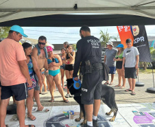 Cães, carros e equipamentos: exposições das polícias chamam atenção de turistas no Litoral