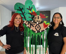 Mulheres privadas de liberdade produzem fantasias para escola de samba de Curitiba