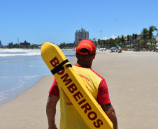 Bombeiros já salvaram 1,4 mil pessoas no Litoral e pedem atenção redobrada no Carnaval