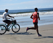 Bombeiros cumprem desafio de 25 km de corrida e pedaladas no Litoral