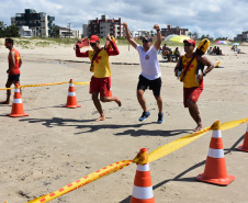 Bombeiros cumprem desafio de 25 km de corrida e pedaladas no Litoral