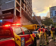 Bombeiros do Paraná ajudam a combater incêndio de grandes proporções no Paraguai