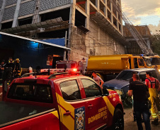 Bombeiros do Paraná ajudam a combater incêndio de grandes proporções no Paraguai