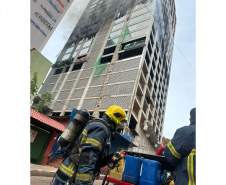 Bombeiros do Paraná ajudam a combater incêndio de grandes proporções no Paraguai