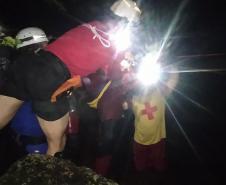 Bombeiros usam tirolesa para resgatar 16 pessoas de trilha no Litoral do Paraná