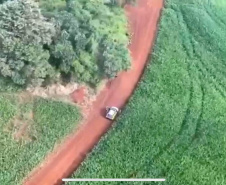 A Polícia Militar do Paraná prendeu nesta quinta-feira (22) um homem suspeito de participar de um roubo à carga de um carro que viajava pela BR-369, em Corbélia, na região Oeste do Estado. O cerco que deteve o homem foi montado após um helicóptero do Projeto Falcão localizar o veículo utilizado no crime tentando fugir pela rodovia logo após o assalto.  Os policiais foram acionados após uma denúncia anônima de que três pessoas tinham rendido um comprista na estrada e roubado vários objetos que estavam dentro