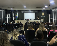 PCPR ministra palestra alusiva ao Dia Internacional da Mulher para 200 servidores em Curitiba