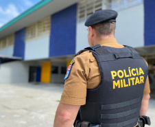 Vídeo de policial militar abraçando alunos em Ponta Grossa viraliza na internet