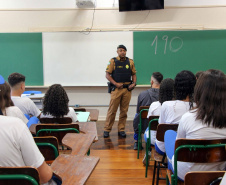 Vídeo de policial militar abraçando alunos em Ponta Grossa viraliza na internet