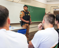 Vídeo de policial militar abraçando alunos em Ponta Grossa viraliza na internet