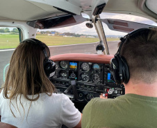 Primeira copiloto mulher da Casa Militar tem brevê para guiar aviões e helicópteros