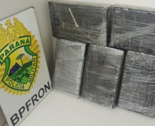 Polícia Militar do Paraná apreende 5 quilos de cocaína em ônibus na BR-277