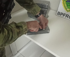 Polícia Militar do Paraná apreende 5 quilos de cocaína em ônibus na BR-277