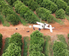 Avião interceptado pelas forças policiais parte ao meio e cocaína é localizada 