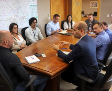 Secretário Hudson recebe o deputado estadual Evandro Araújo em seu gabinete