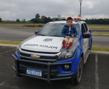 Criança autista realiza sonho de conhecer policiais penais em comemoração de aniversário