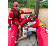Com resgates aéreos e barcos, forças do Paraná ajudaram 150 pessoas no Rio Grande do Sul