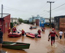 Com resgates aéreos e barcos, forças do Paraná ajudaram 150 pessoas no Rio Grande do Sul