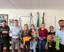 Unidade prisional de Pitanga doa 590 kits com toucas e cachecóis para instituições sociais