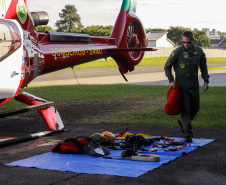 Helicóptero que vai ajudar vítimas das chuvas decola para o Rio Grande do Sul
