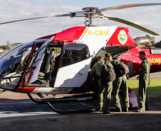 Helicóptero que vai ajudar vítimas das chuvas decola para o Rio Grande do Sul