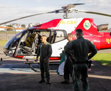 Helicóptero que vai ajudar vítimas das chuvas decola para o Rio Grande do Sul