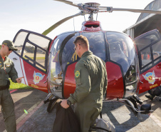 Helicóptero que vai ajudar vítimas das chuvas decola para o Rio Grande do Sul
