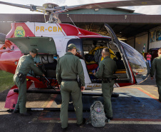 Helicóptero que vai ajudar vítimas das chuvas decola para o Rio Grande do Sul