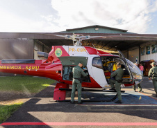 Helicóptero que vai ajudar vítimas das chuvas decola para o Rio Grande do Sul