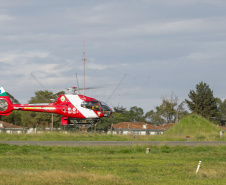 Helicóptero que vai ajudar vítimas das chuvas decola para o Rio Grande do Sul
