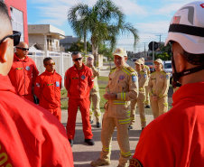 Paraná amplia força-tarefa dos bombeiros no RS e prazo da campanha de arrecadação