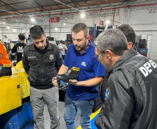 Policiais penais conhecem fase final da fabricação de coturnos e sapatos que inicia com mão de obra de apenados