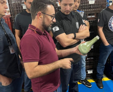 Policiais penais conhecem fase final da fabricação de coturnos e sapatos que inicia com mão de obra de apenados