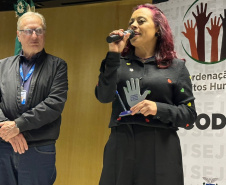 Policial penal Marilu da Costa recebe homenagem por seu trabalho em prol dos direitos humanos no sistema prisional do Paraná