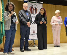 Policial penal Marilu da Costa recebe homenagem por seu trabalho em prol dos direitos humanos no sistema prisional do Paraná