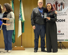 Policial penal Marilu da Costa recebe homenagem por seu trabalho em prol dos direitos humanos no sistema prisional do Paraná
