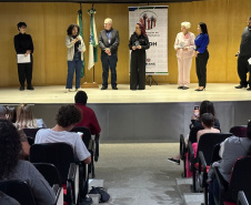 Policial penal Marilu da Costa recebe homenagem por seu trabalho em prol dos direitos humanos no sistema prisional do Paraná