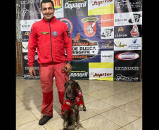 Paraná vai mandar novos bombeiros com cães de busca para o Rio Grande do Sul