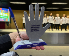 Policial penal Marilu da Costa recebe homenagem por seu trabalho em prol dos direitos humanos no sistema prisional do Paraná