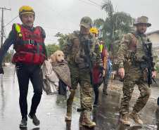 Resgates, policiamento, técnica e solidariedade: Paraná encerra operação no Rio Grande do Sul