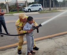 Com seus heróis, menino comemora 7 anos no Corpo d