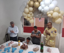 Com seus heróis, menino comemora 7 anos no Corpo d