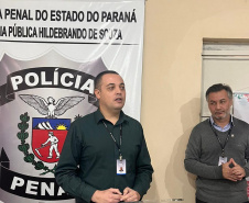 A Polícia Penal do Paraná (PPPR), em parceria com o Conselho da Comunidade e a Universidade Estadual de Ponta Grossa (UEPG), inaugurou nesta quarta-feira (26) uma fábrica de absorventes na Cadeia Pública Hildebrando de Souza, em Ponta Grossa, nos Campos Geraios. O projeto visa garantir este item de higiene a todas as mulheres privadas de liberdade no Estado.  Quatro apenadas receberam qualificação profissional para atuarem no setor de trabalho da nova fábrica produzindo os materiais absorventes. As mulheres