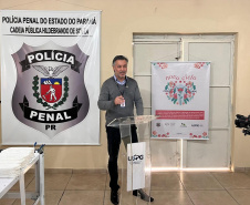 A Polícia Penal do Paraná (PPPR), em parceria com o Conselho da Comunidade e a Universidade Estadual de Ponta Grossa (UEPG), inaugurou nesta quarta-feira (26) uma fábrica de absorventes na Cadeia Pública Hildebrando de Souza, em Ponta Grossa, nos Campos Geraios. O projeto visa garantir este item de higiene a todas as mulheres privadas de liberdade no Estado.  Quatro apenadas receberam qualificação profissional para atuarem no setor de trabalho da nova fábrica produzindo os materiais absorventes. As mulheres