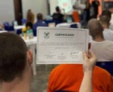 Cerimônia de formatura certifica 21 pessoas privadas de liberdade em cursos de qualificação, em Cascavel